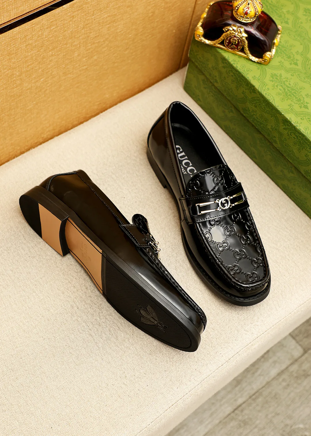 Men's shoes 💰480 💐 Product trademark: GUCCI "Gucci" casual leather shoes Regular size: 38-44 (45.46🉑️customized) Product materials: Selected imported first-layer open-edge beaded cowhide embossed upper + luxury hardware buckle, imported water-dyed cowhide leather lining. Strong three-dimensional visual effect, original outsole color: 2 colors available